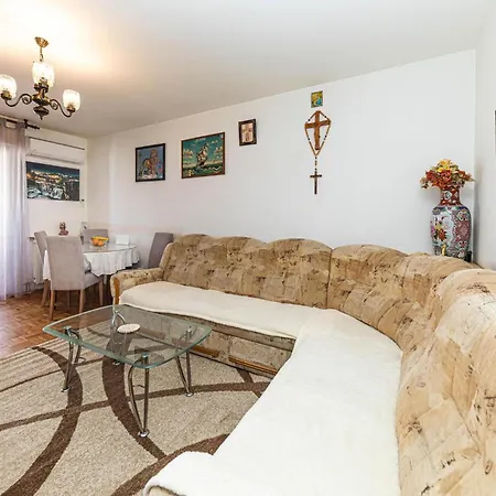 Appartamento Gorgeous In With Kitchenette Traù